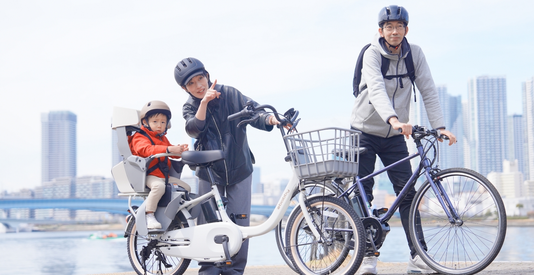 家族で自転車に乗っている
