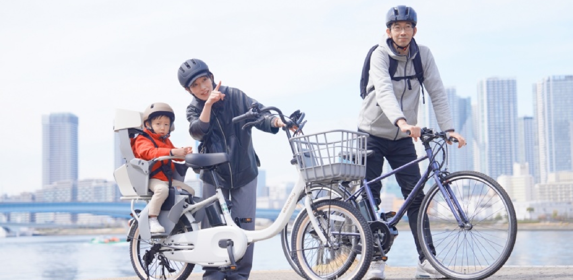 家族で自転車に乗っている