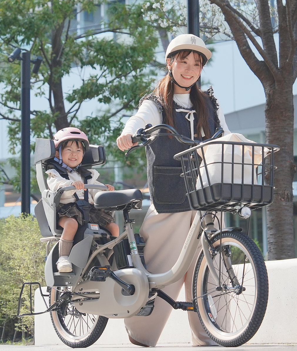 子供二人を乗せて自転車を運転している母親
